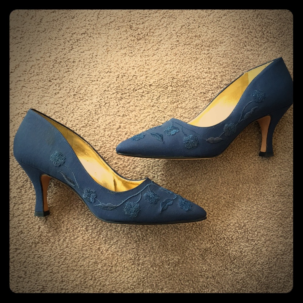 💙Enzo Angiolini Embroidered Pumps